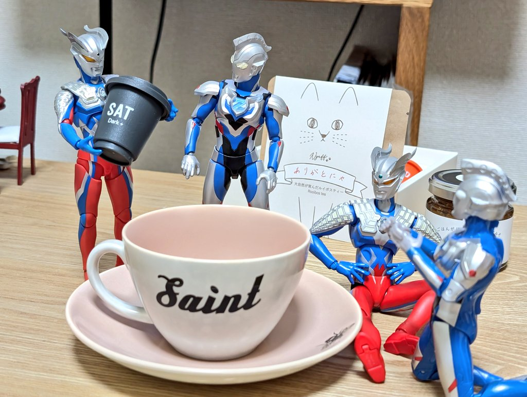 ã³ãŒããŒã«ããã®åšãã«ãŒããšãŒãããã¡ããããã¢ãŒãã®ãŒããSATãšæžãããã°ã¬ãŒã®å°ããªã«ãããæã£ãŠããã