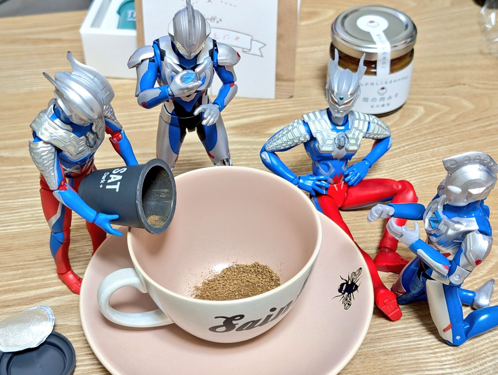 ã¢ãŒãã®ãŒããå°ããªã«ãããæã«æã£ãŠãã³ãŒããŒã«ããã«äžèº«ã®ã³ãŒããŒãå
¥ããŠãããä»ã®3人ã¯ãããèŠãŠããã