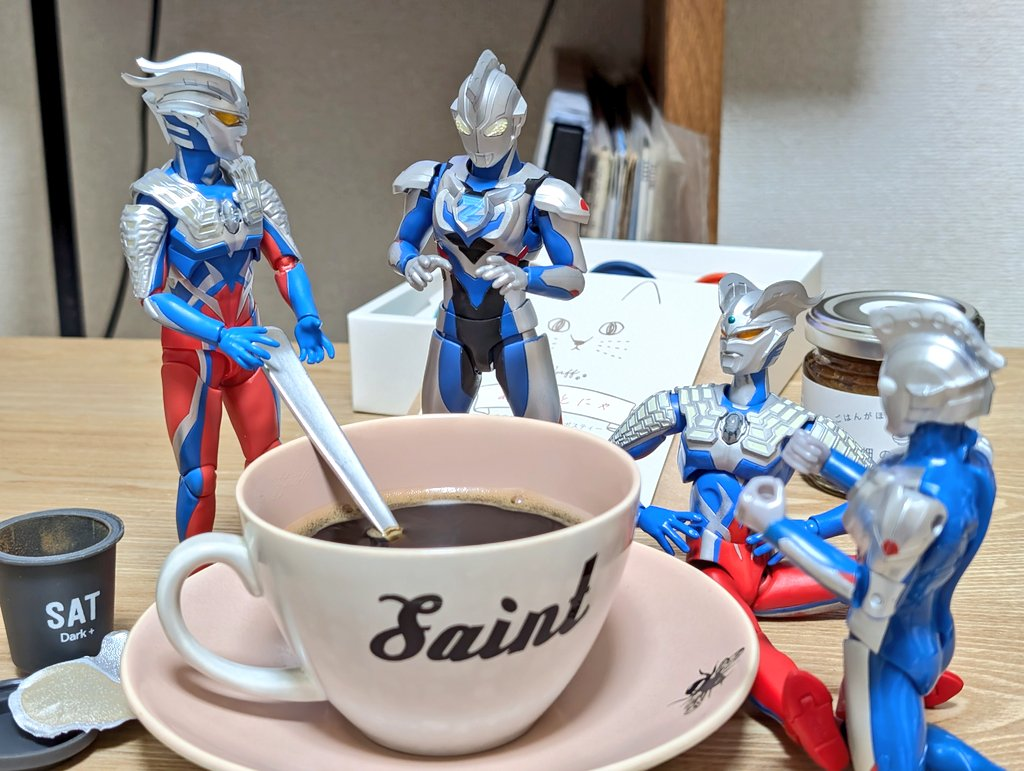 ã³ãŒããŒã«ããã«ã³ãŒããŒãå
¥ã£ãŠãããã¢ãŒãã®ãŒããã¹ããŒã³ã«æããããŠãããã¢ãŒãã®ãŒãããã³ãŒããŒã«ããã®äžãèŠãŠããã