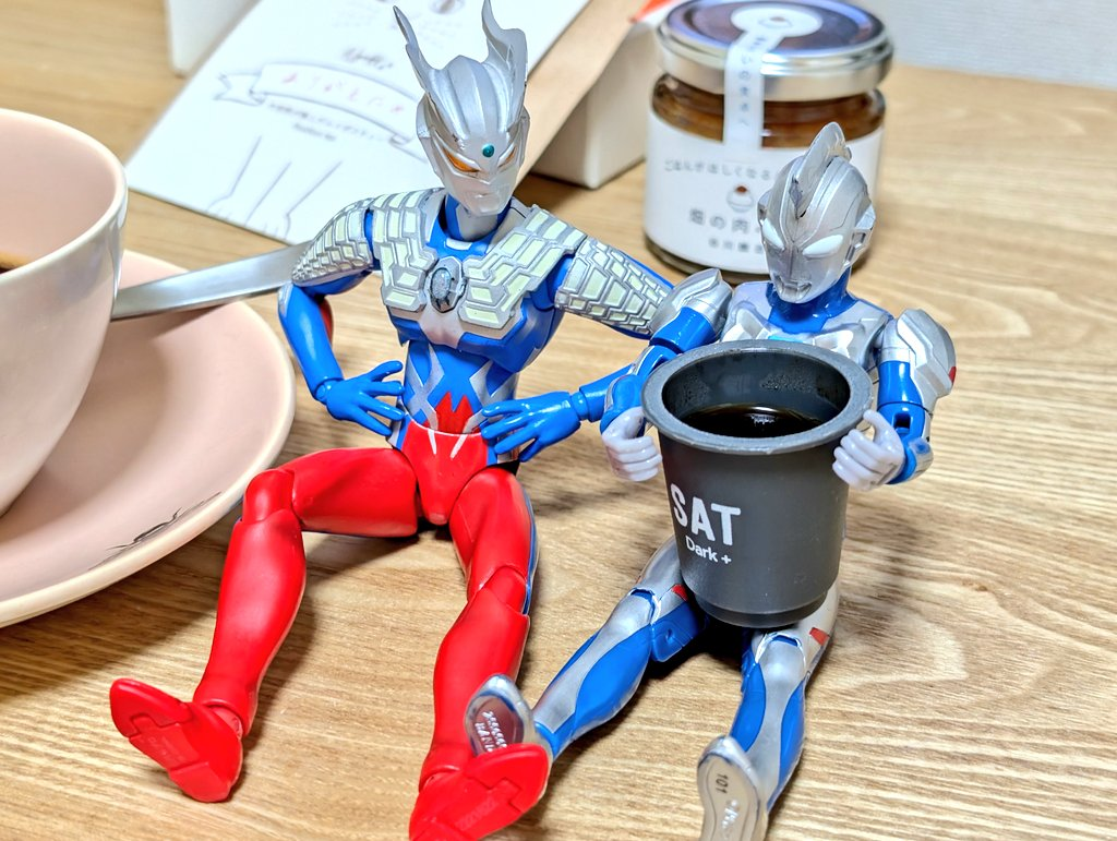 ã¢ã¯ãã®ãŒããšã¢ã¯ã·ã§ã³ã®ãŒããã䞊ãã§åº§ã£ãŠããããŒããã¯èã®äžã«ãã£ããããã³ãŒããŒã®çŽã³ããåã®ããã±ãŒãžãã®ããŠããã