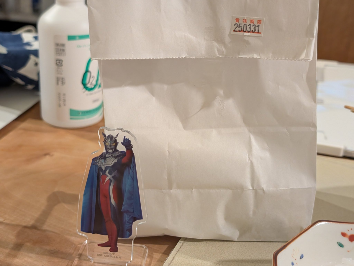 è³å³æéã®ã·ãŒã«ã貌ãããçŽè¢ã®åã«ãŠã«ãã©ãã³ãŒãã®ã¢ã¯ãªã«ã¹ã¿ã³ãã眮ãããŠãã