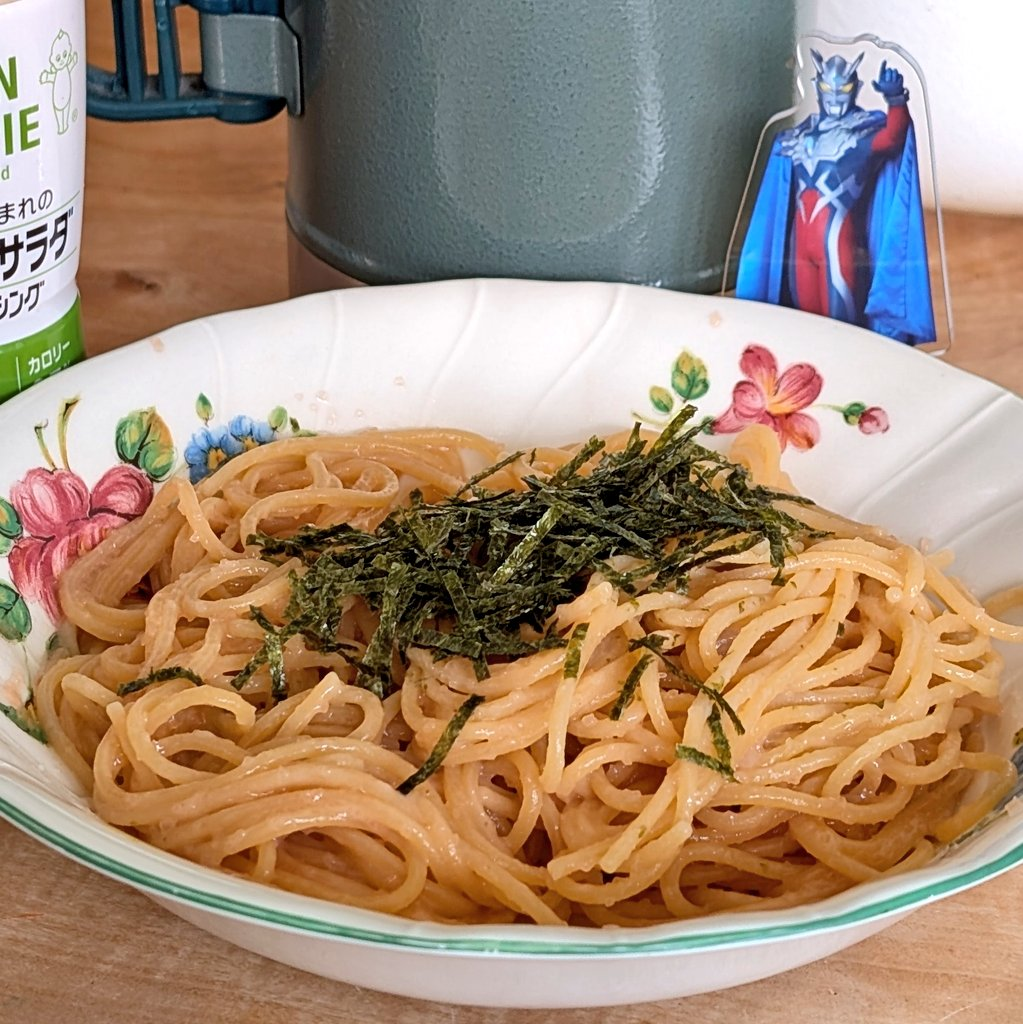 ãã¹ã¿ã®çããããç¿ã®åŸãã«ãŠã«ãã©ãã³ãŒãã®ã¢ã¯ãªã«ã¹ã¿ã³ãã眮ãããŠãã