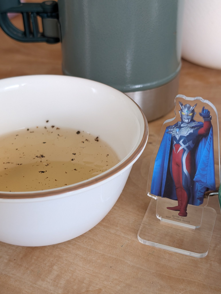 ã¹ãŒãã®å
¥ã£ãããŠã«ã®æšªã«ãŠã«ãã©ãã³ãŒãã®ã¢ã¯ãªã«ã¹ã¿ã³ãã眮ãããŠãã