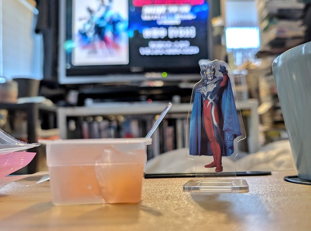 ããŒãã«ã®äžã«é£ã¹ããã®ãã¡ãããã³é€
ãšãŠã«ãã©ãã³ãŒãã®ã¢ã¯ãªã«ã¹ã¿ã³ãã眮ãããŠãã