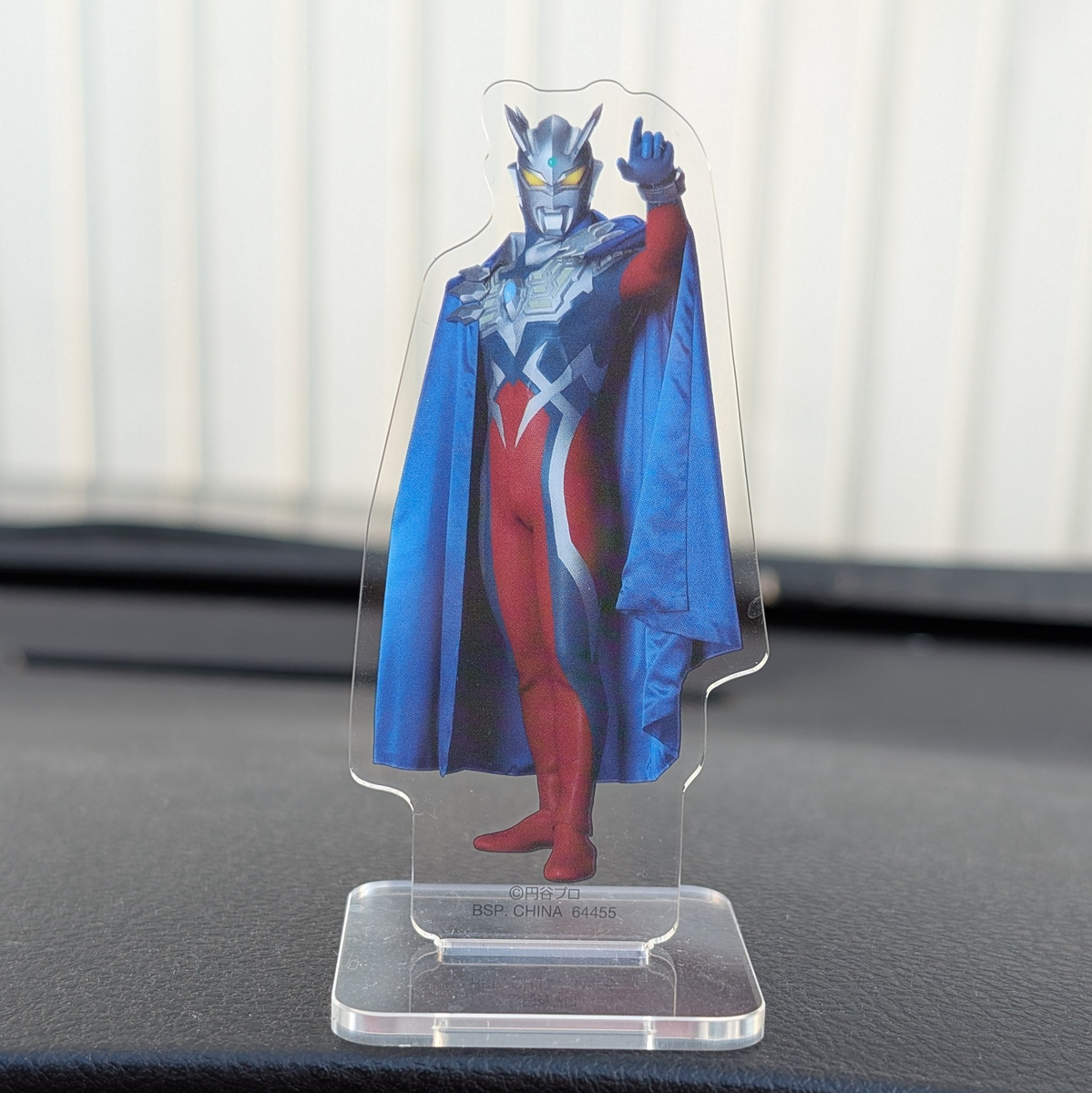 è»ã®ããã·ã¥ããŒãã«çœ®ããããŠã«ãã©ãã³ãŒãã®ã¢ã¯ãªã«ã¹ã¿ã³ã