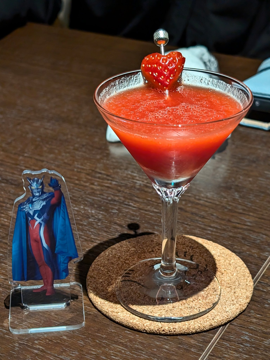 ã°ã©ã¹ã«å
¥ã£ãèµ€ããã¡ãã«ã¯ãã«ãšããã®é£ã«çœ®ãããã¢ã¯ãªã«ã¹ã¿ã³ãã®ãŠã«ãã©ãã³ãŒã