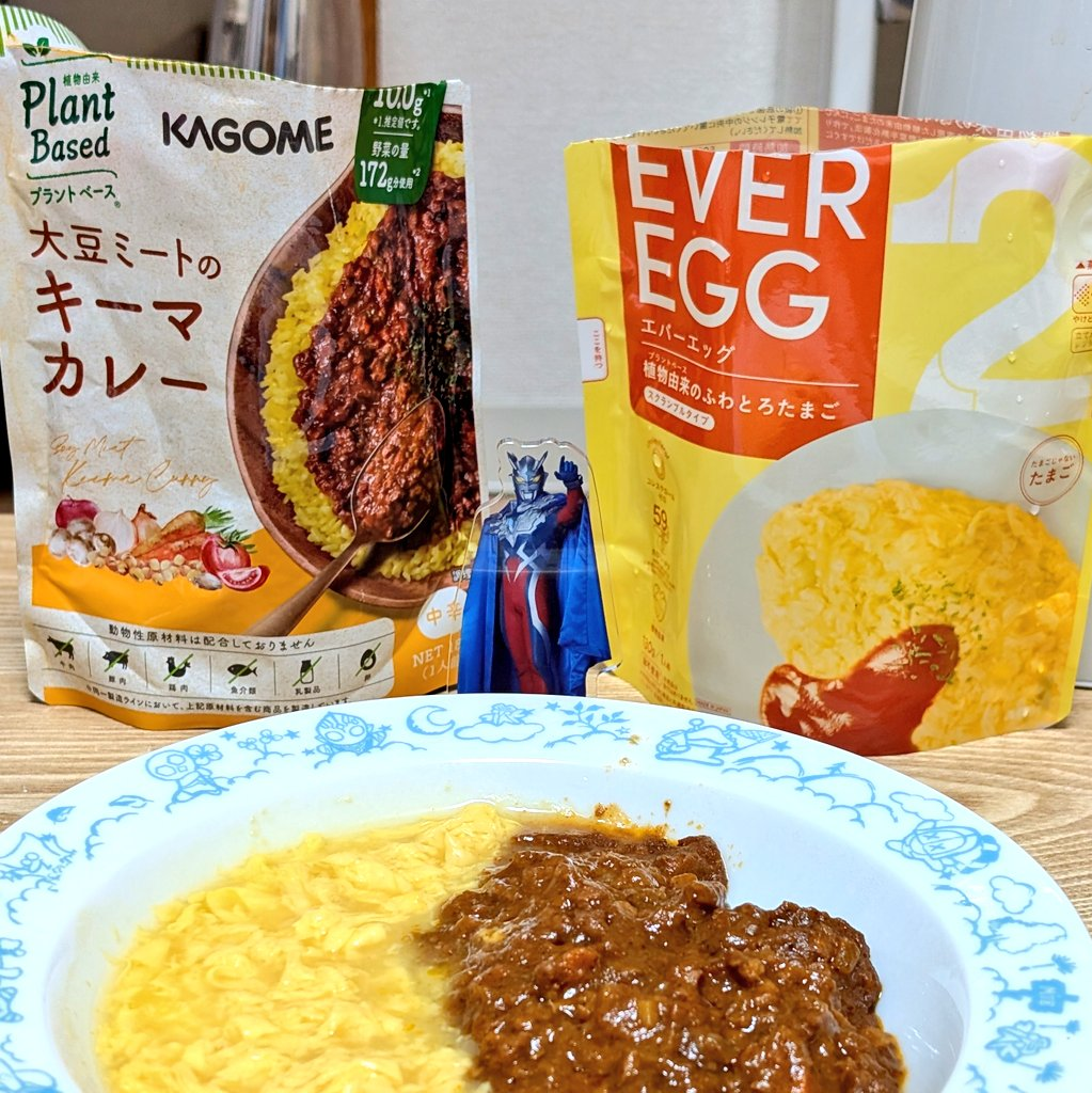 ã¬ãã«ãã®ããã±ãŒãžã®åã«ãŠã«ãã©ãã³ãŒãã®ã¢ã¯ãªã«ã¹ã¿ã³ãã眮ããããã®åã«ã¯ç¿ã«çããããã©ã³ãããŒã¹ã®ã«ã¬ãŒãšãã©ã³ãããŒã¹ã®åµãããã ããã±ãŒãžã¯ã«ãŽã¡ã®å€§è±ããŒãã®ããŒãã«ã¬ãŒãšãæ€ç©ç±æ¥ããŸãã®ãšããŒãšãã°ã