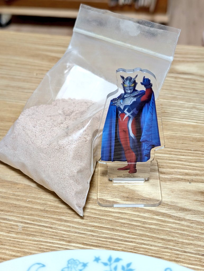 ãã©ãã¯ãœã«ãã®è¢ã®åã«ã¢ã¯ãªã«ã¹ã¿ã³ãã®ãŒãã眮ãããŠãã