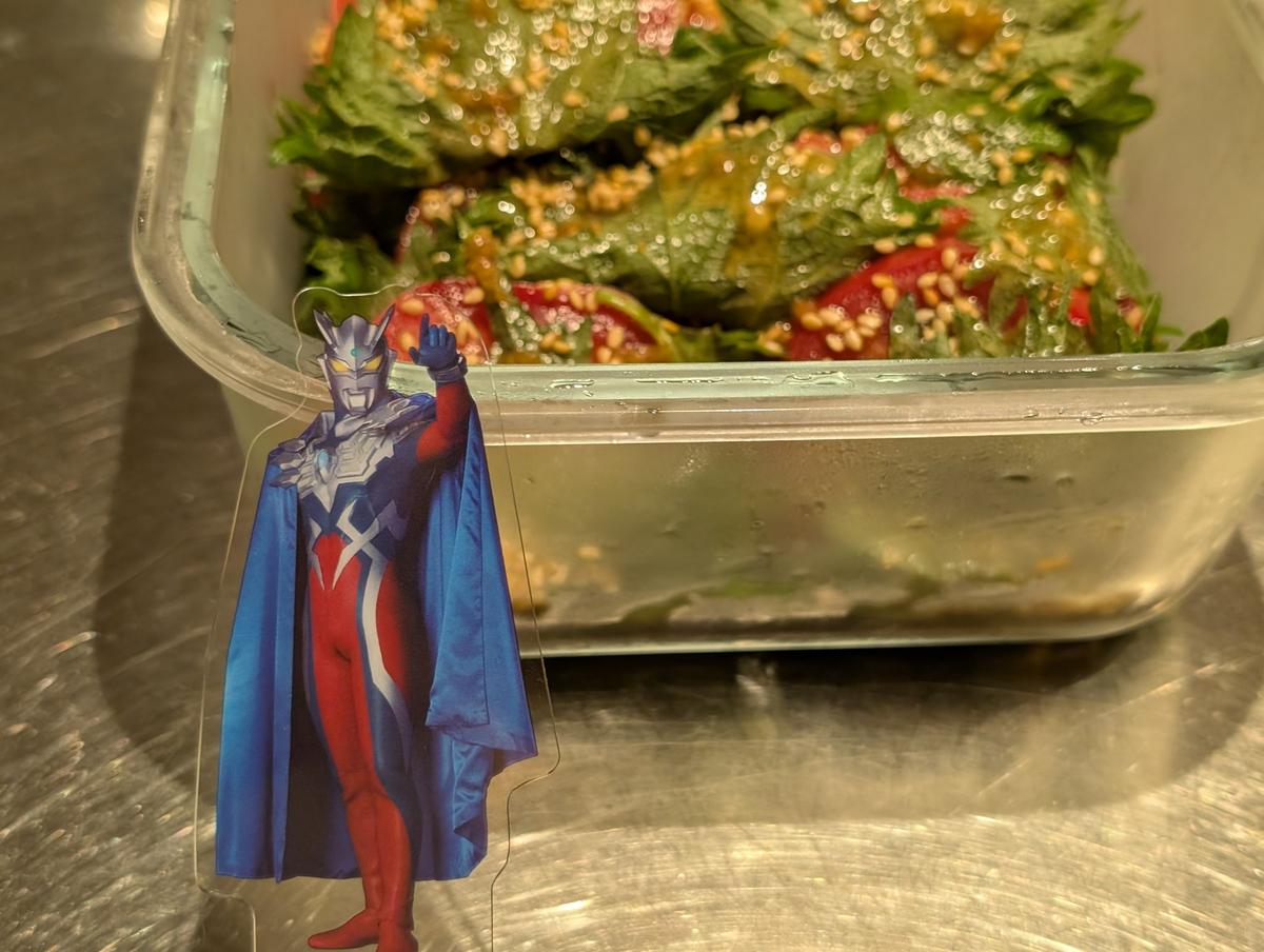 éãããå·»ããããããã®å
¥ã£ãã¬ã©ã¹å®¹åšã®åã«ã¢ã¯ãªã«ã¹ã¿ã³ãã®ãŠã«ãã©ãã³ãŒãã眮ãããŠãã