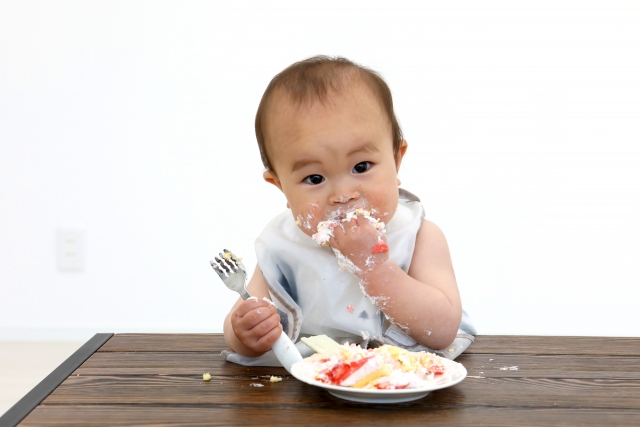 手づかみ食べが始まる兆候と手づかみ食べにおすすめのメニューはこれだ Ume気分