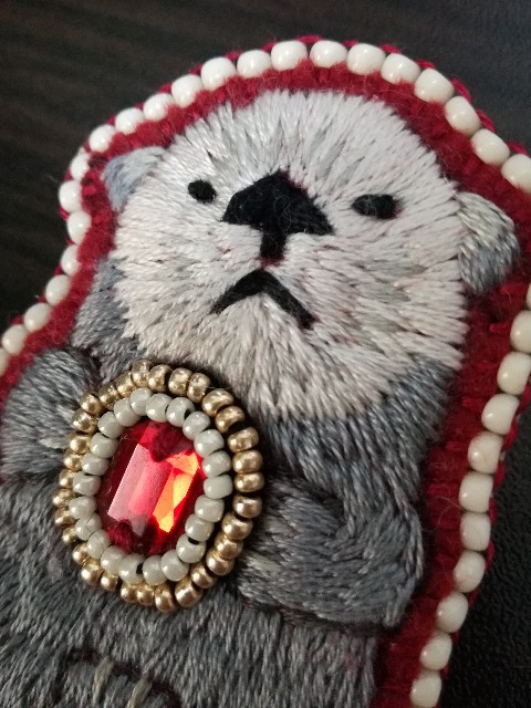 ブローチ ラッコと大事な石 Ume Kaori