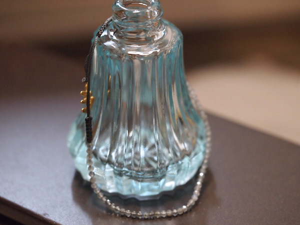 人気カラーの 現在非売品】水色の透明のガラス瓶 香水瓶 工芸品