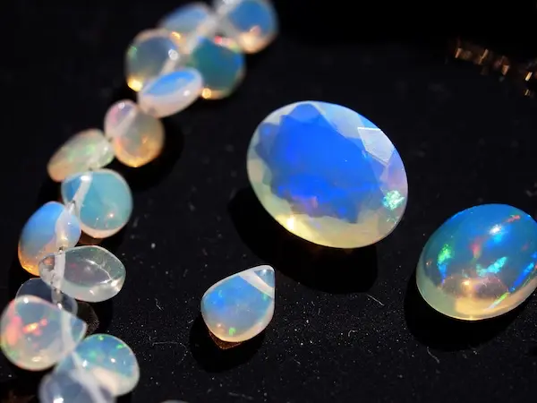 エチオピアオパール Ethiopian Opal - 透明感と虹色、最強の組み合わせ