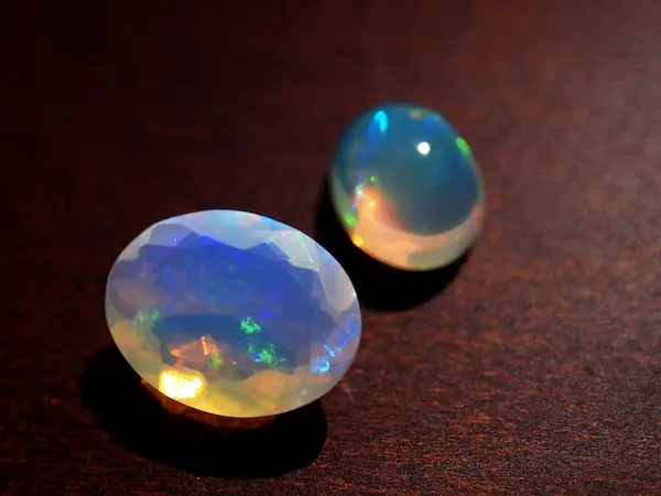 エチオピアオパール Ethiopian Opal - 透明感と虹色、最強の組み合わせ