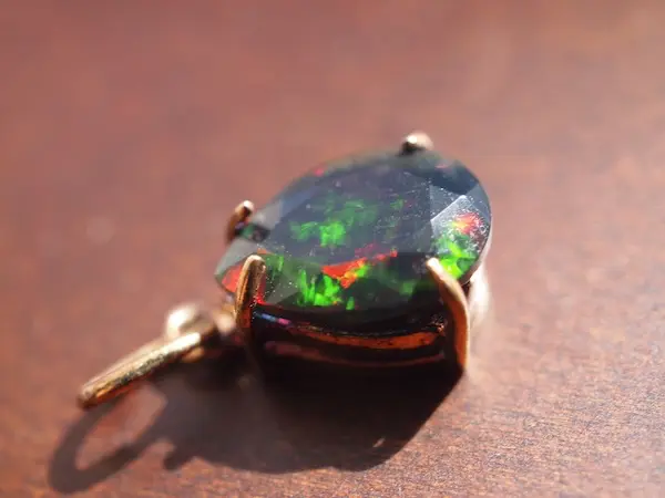 エチオピアオパール Ethiopian Opal - 透明感と虹色、最強の組み合わせ