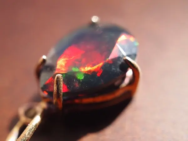 エチオピアオパール Ethiopian Opal - 透明感と虹色、最強の組み合わせ