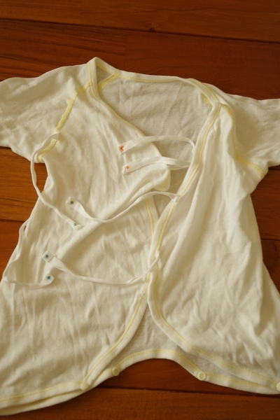 ベビー肌着にひと工夫 ひもを結びやすくするために 明日も暮らす