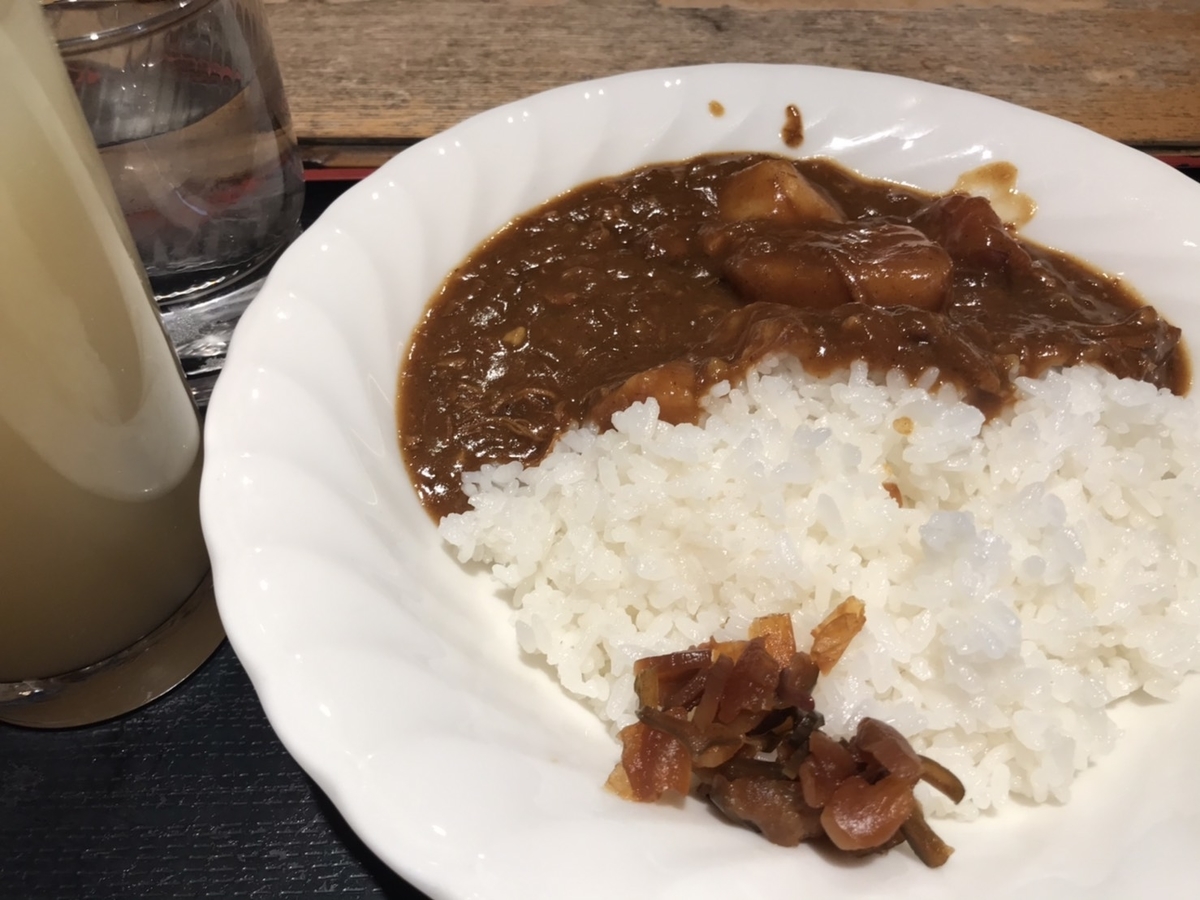 上野サウナ&カプセルホテル北欧　北欧カレーとグレープフルーツジュース