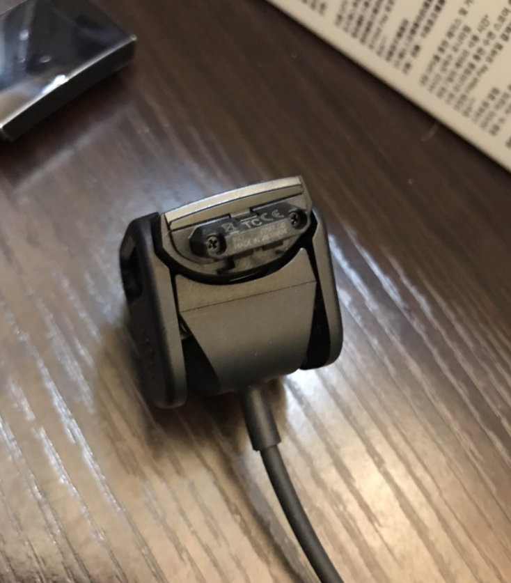 Fitbit Charge3の充電器にCharge4をハメてみた