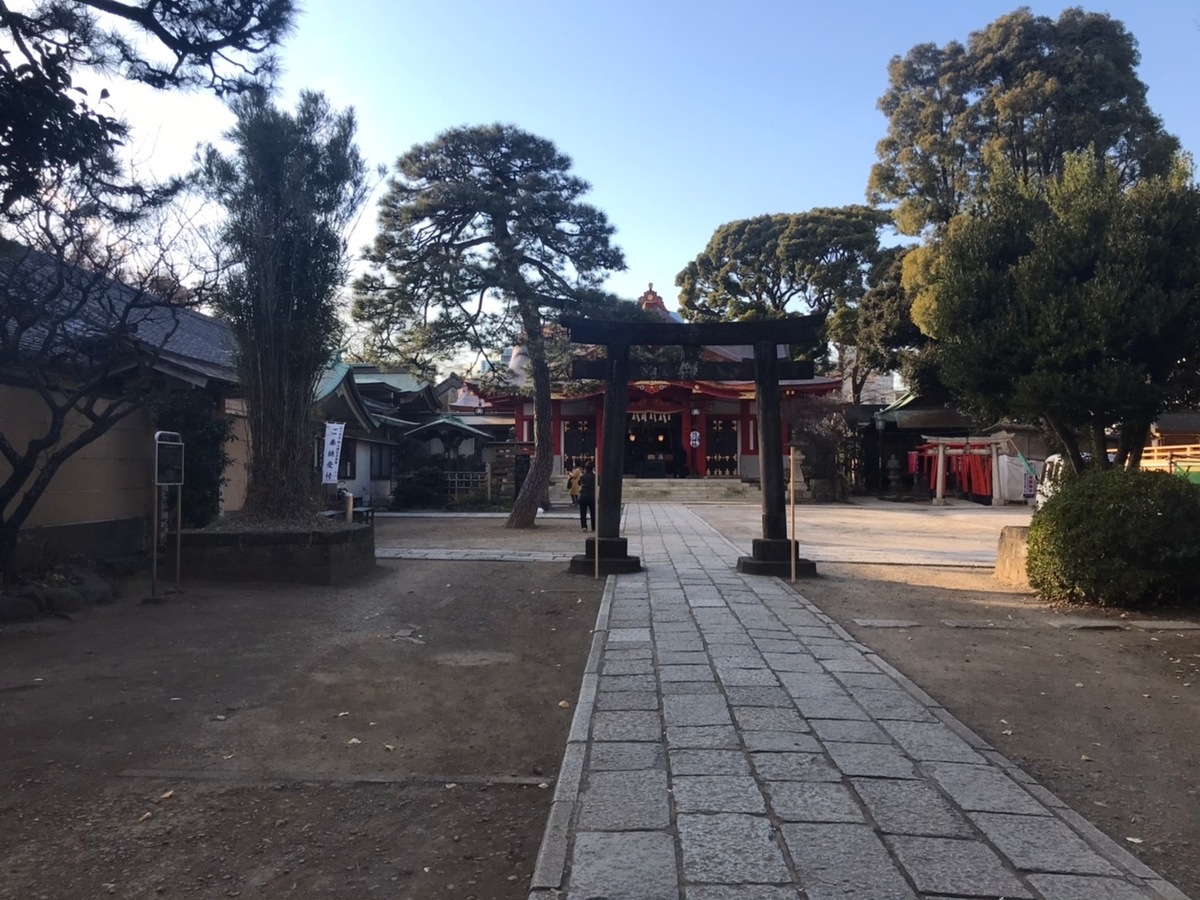 品川神社の境内にある鳥居