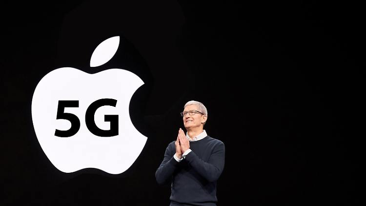 5G対応のiPhone12を発表するティム・クックCEO