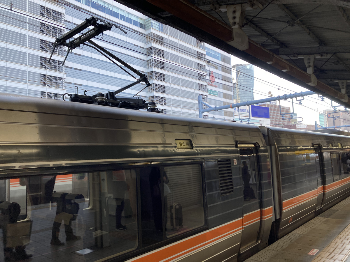 名古屋駅に停車している特急しなのの写真