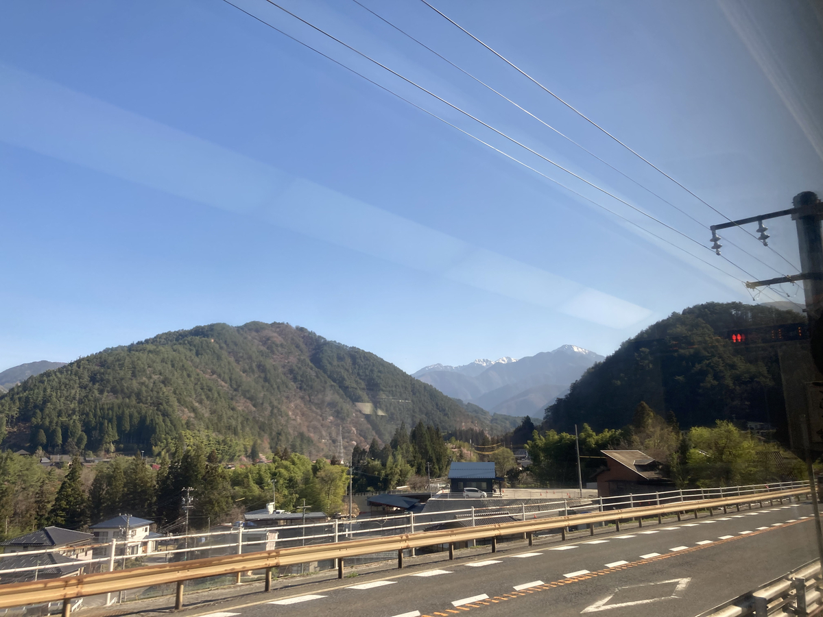 晴れた山あいから覗く木曽山脈
