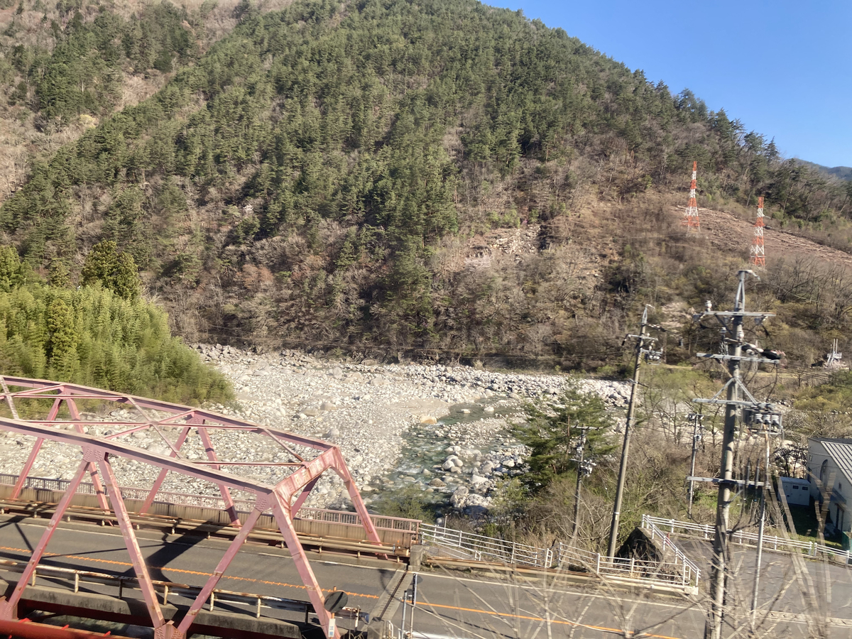 晴れた山あいから覗く木曽山脈