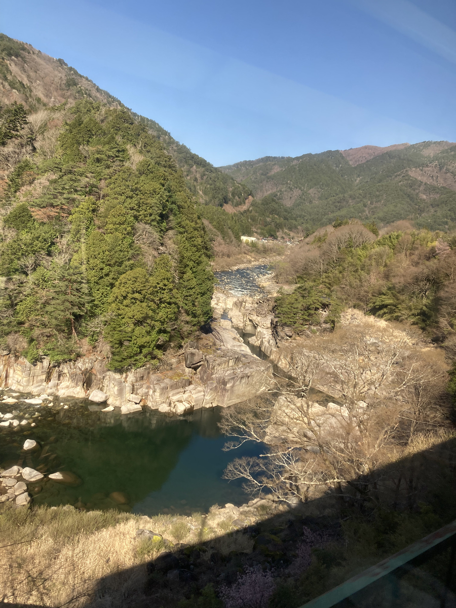 木曽八景のひとつ。巨大で立派な岩を木曽川が刻んでいる。