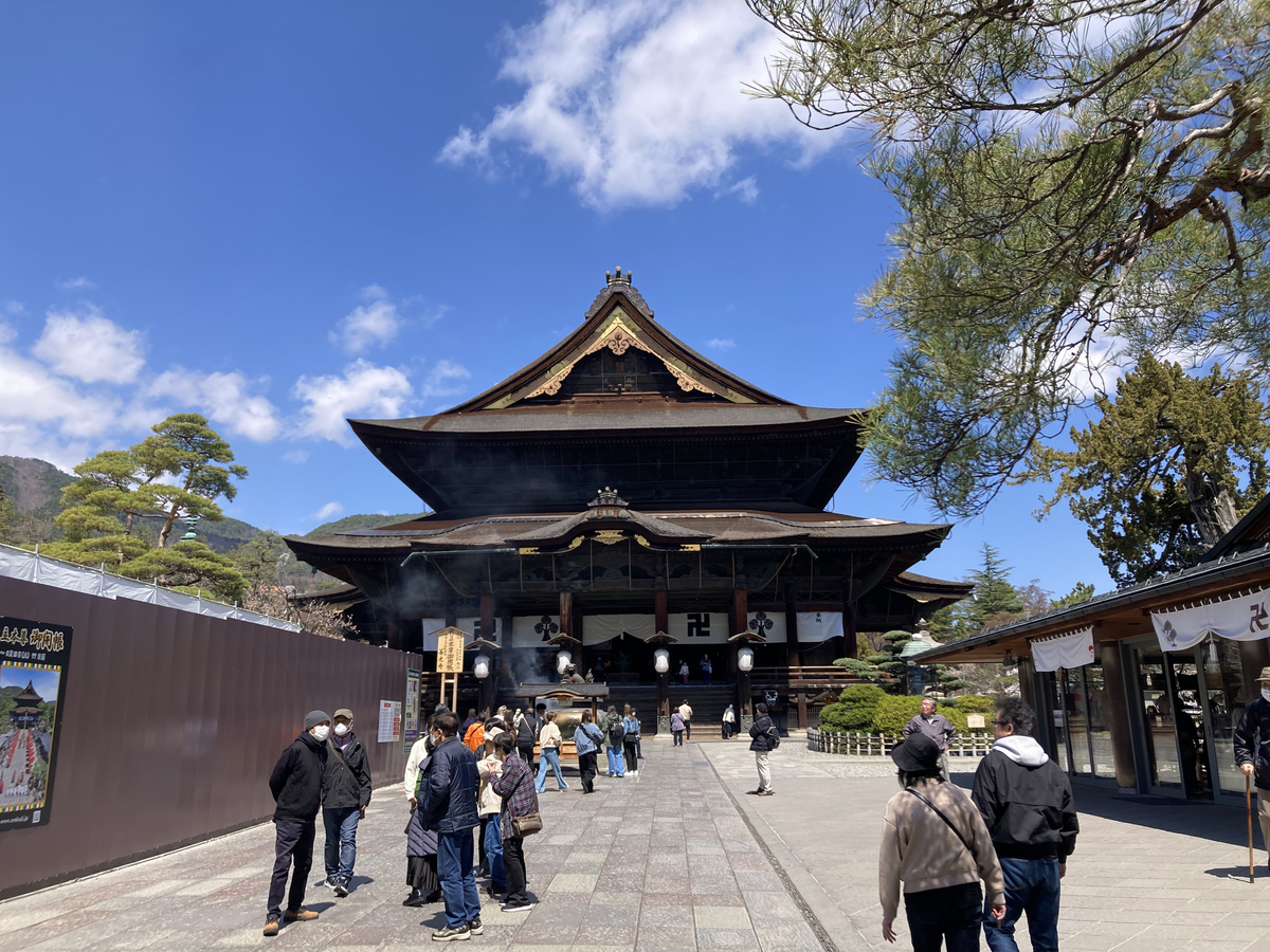 晴れた空に善光寺本堂