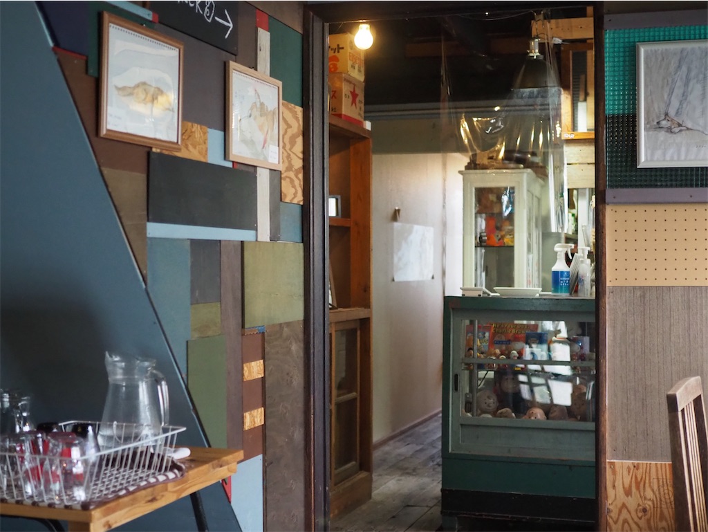 函館カフェ散歩【2】港町に佇む、元漁具店の古民家カフェ/のらいぬ カフェ のらいぬの店内