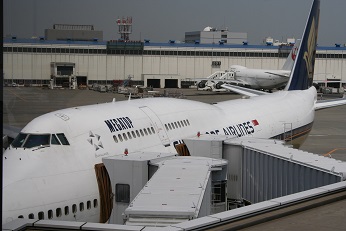 シンガポール航空SQ11便 NRT-SIN 747-400メガトップ ラッフルズクラス