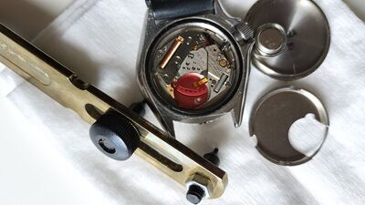 SEIKO DIVER」腕時計の裏蓋を開けて電池交換（SR1130は酸化銀、LR1130