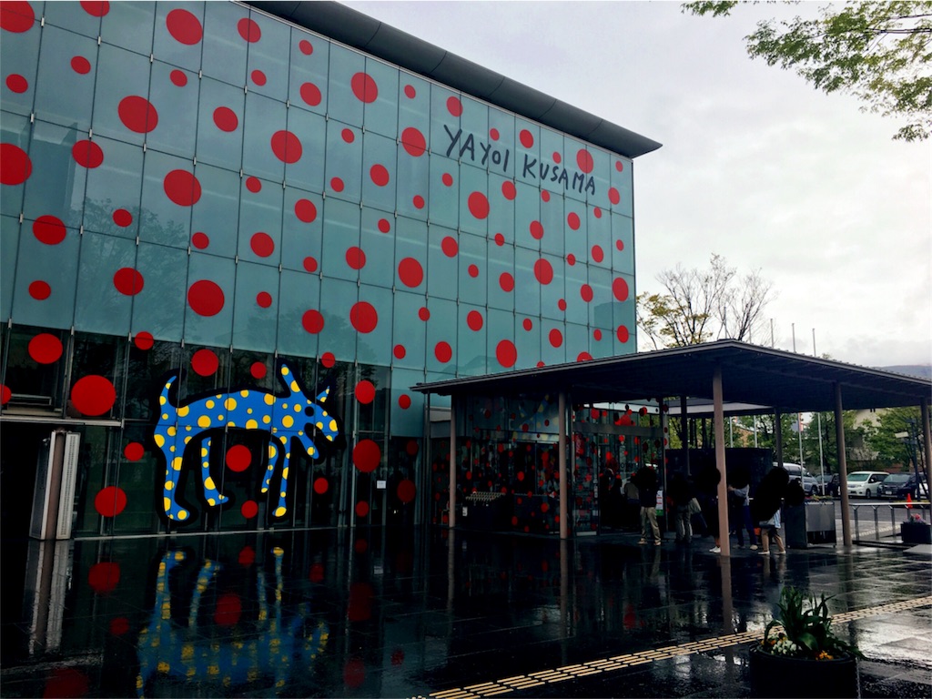 水玉の狂乱と静穏】圧倒的草間彌生パワーin松本市美術館 - さんじななふん