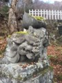 狛犬と栗の実（戸隠神社奥社）