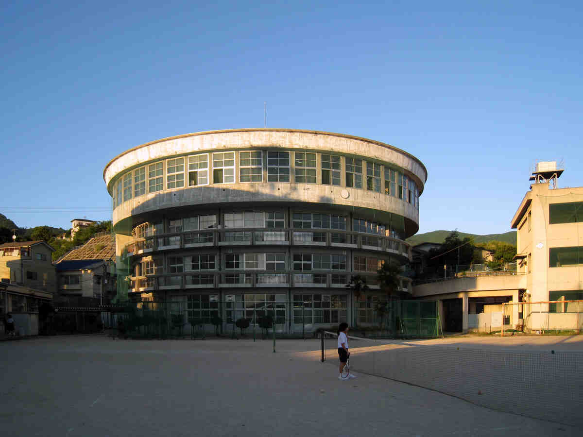 呉市立片山中学校 円形校舎