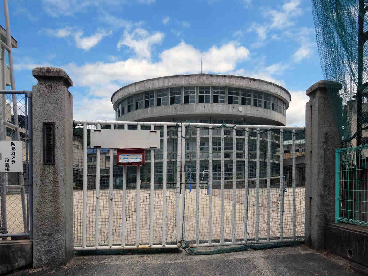 呉市立片山中学校 円形校舎