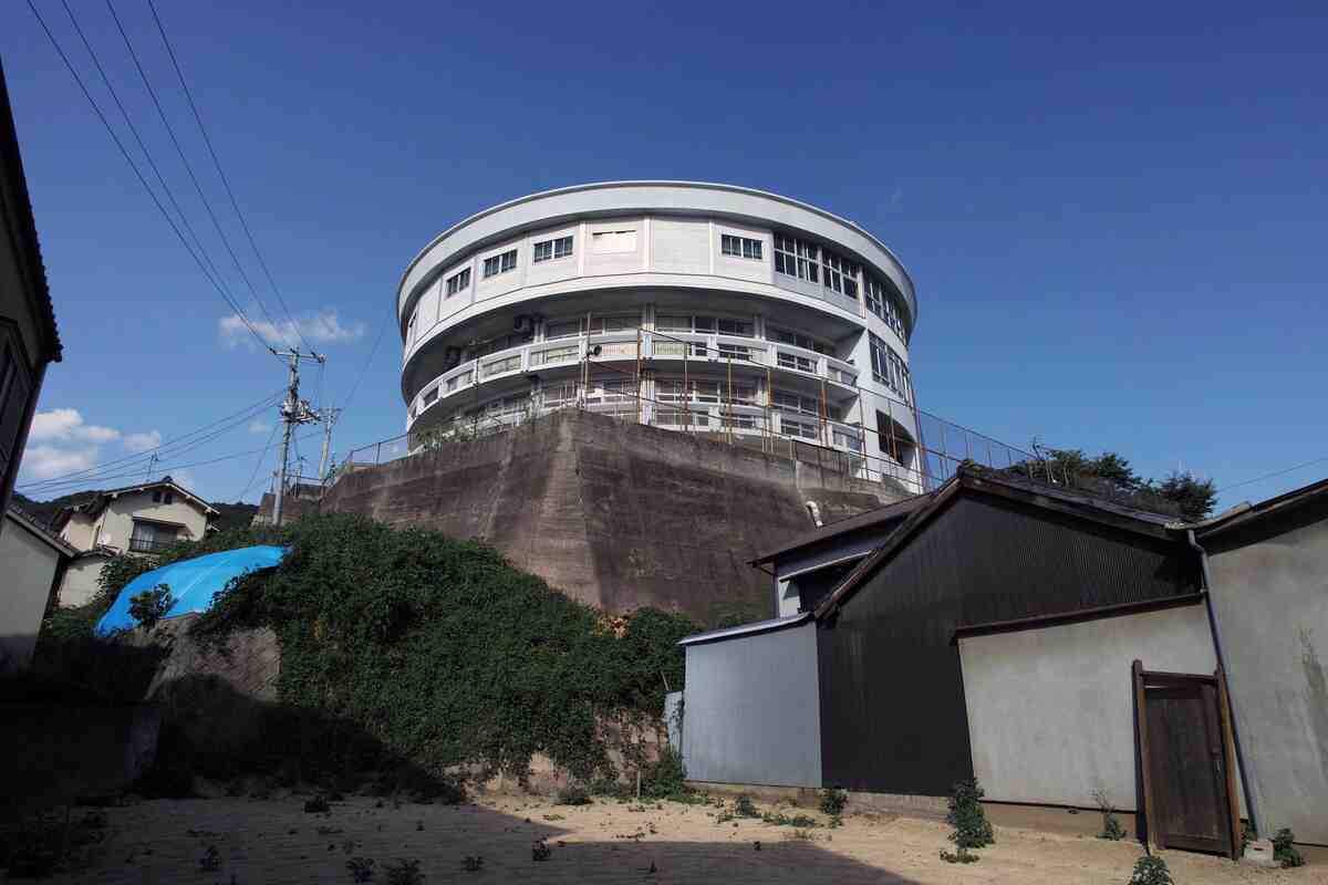 呉市立港町小学校 円形校舎