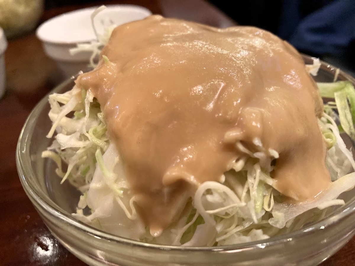 ドレッシングが強烈なサラダ