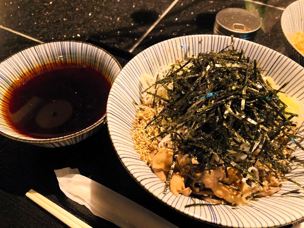 汐留「そば さやか」港屋を超える!? ワシワシ太麺とラー油肉そばの最