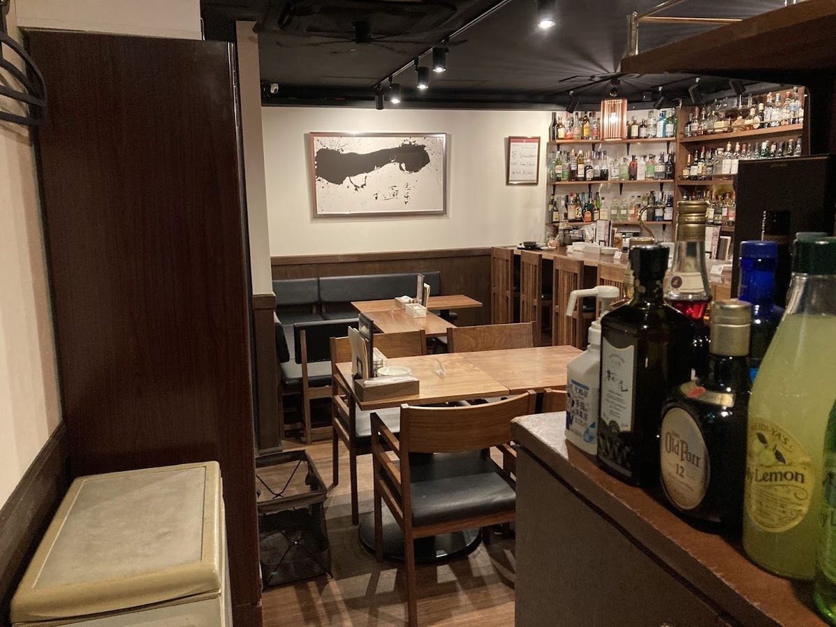 店内は基本的にBARの趣。というか夜はBARです