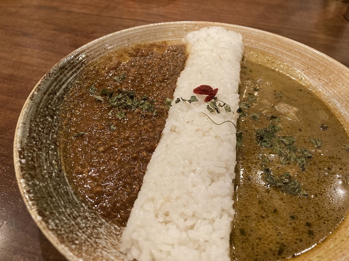 スリランカ風薬膳スープカレーと豚挽肉と唐辛子の薬膳カレーの2種盛り
