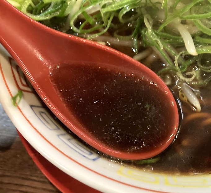 新福菜館のブラックスープ