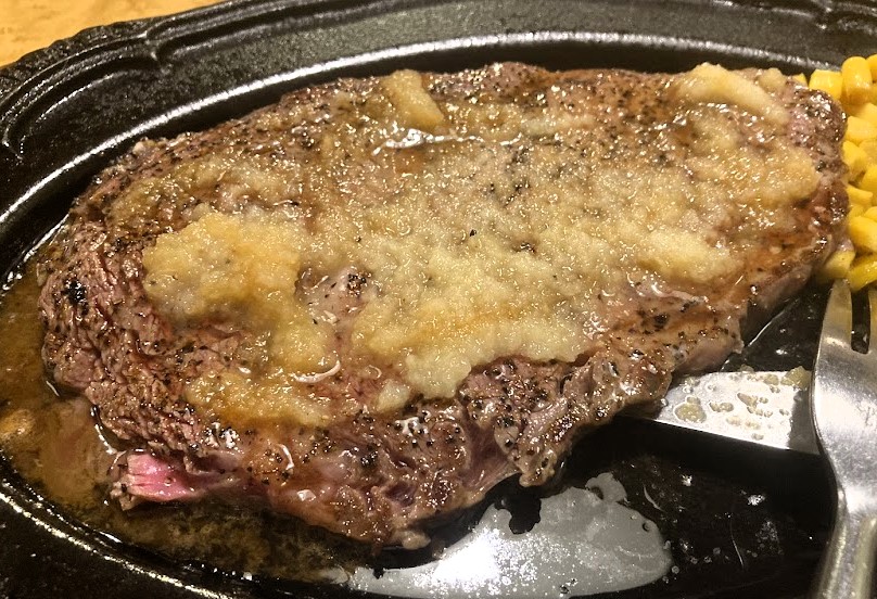 大量のニンニクをステーキにON！