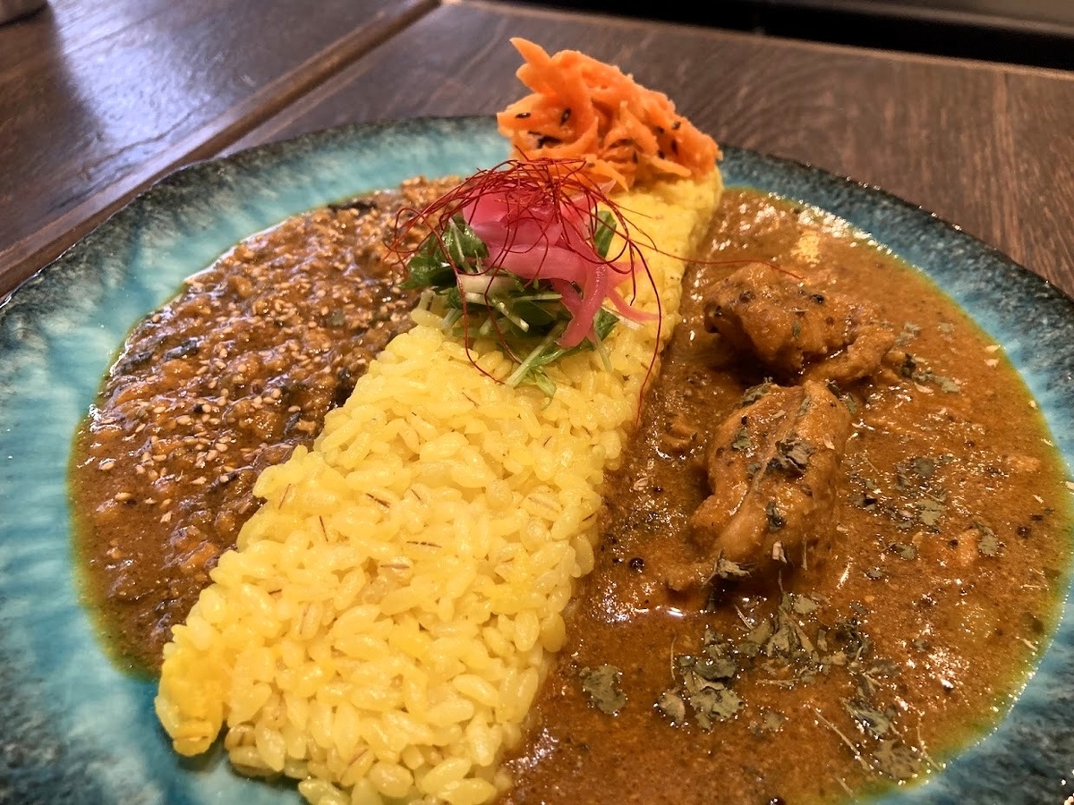 スパイシーカリーハウス半月の二種盛りカレー