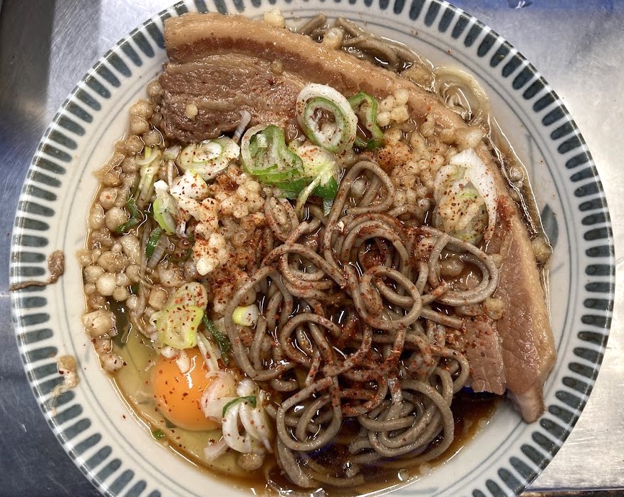 豊しまの厚肉玉そばに七味ON