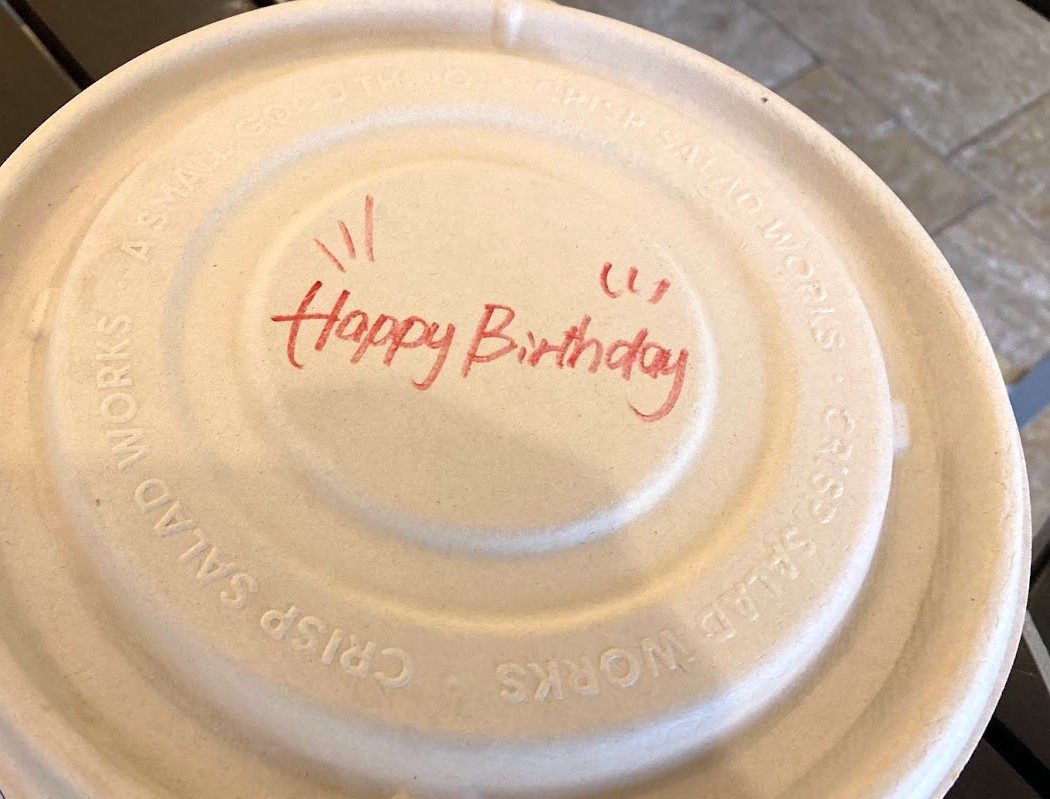 誕生日サービスクーポンによるサラダ。フタには「Happy Birthday！」