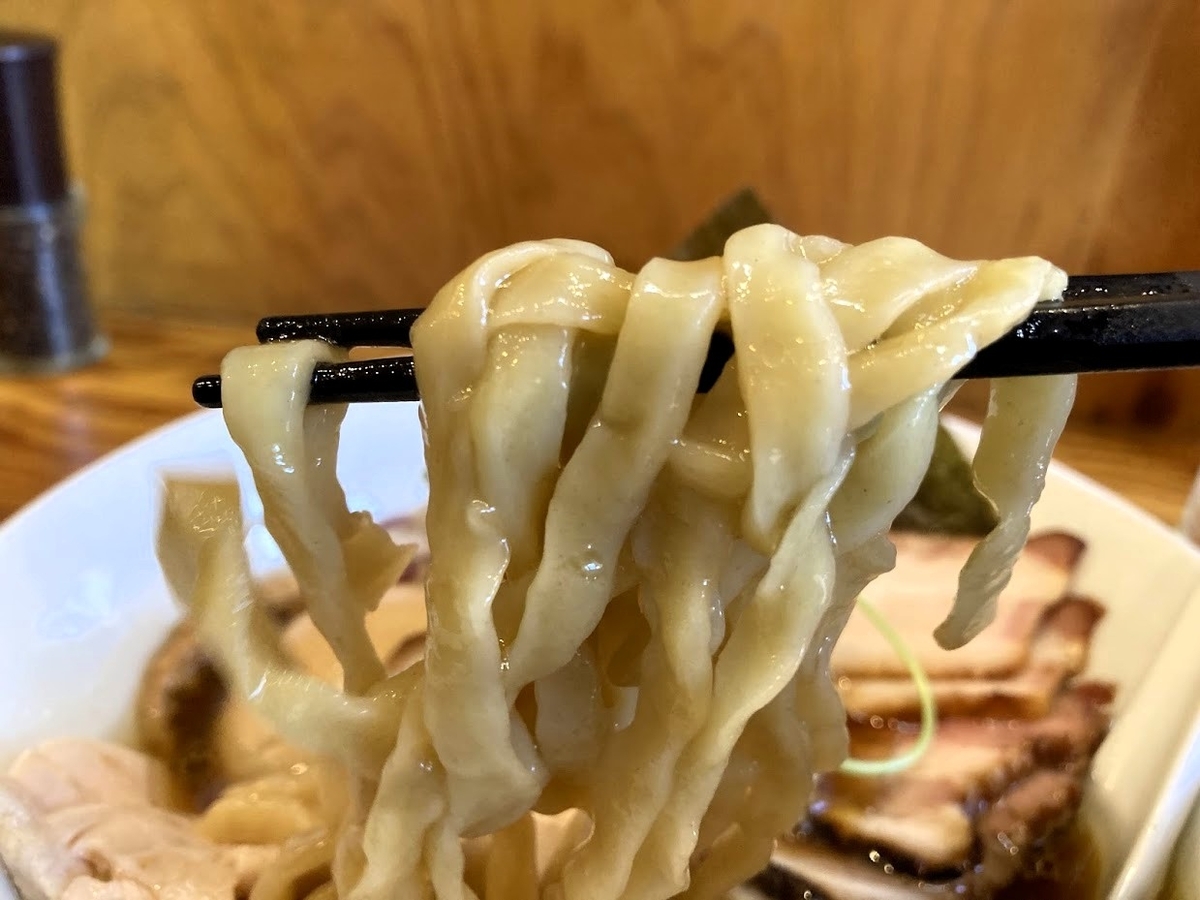 菅野製麺所の平打ち麺。ピロピロです