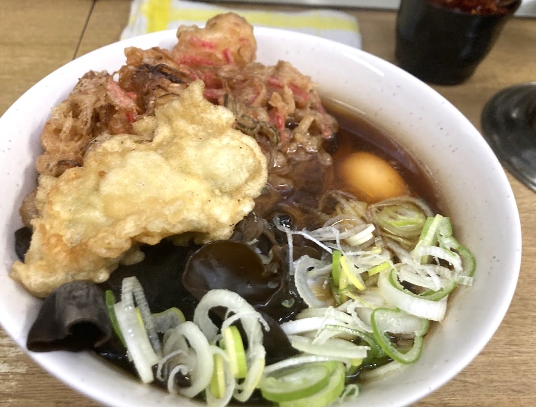 一由そばの「かき揚げB＋牡蠣天＋生卵」そば