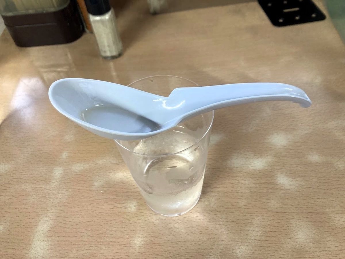 竹岡「梅乃家」では、まずレンゲが供されます